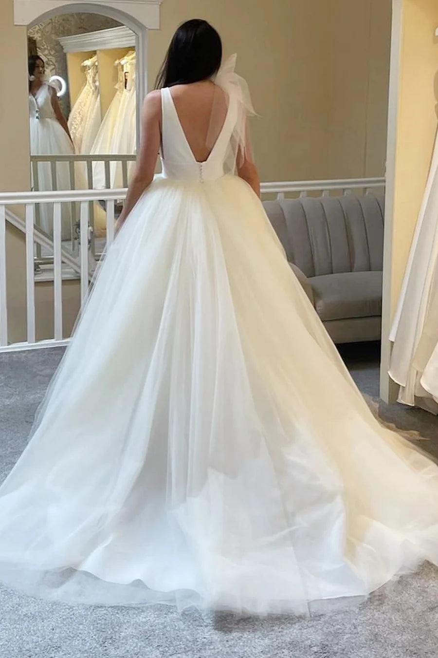 Vestido de fiesta de tul con escote en V profundo y espalda abierta con lazo